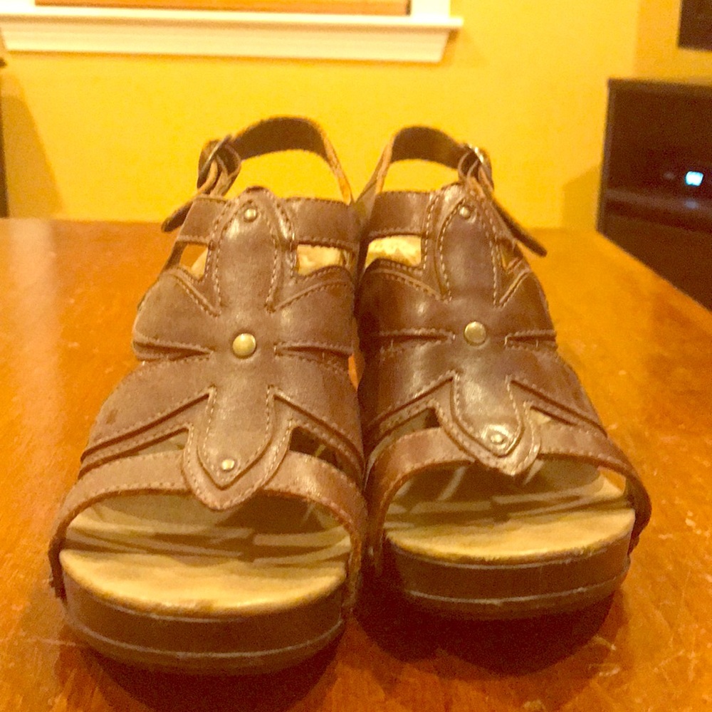 Women’s healed sandals